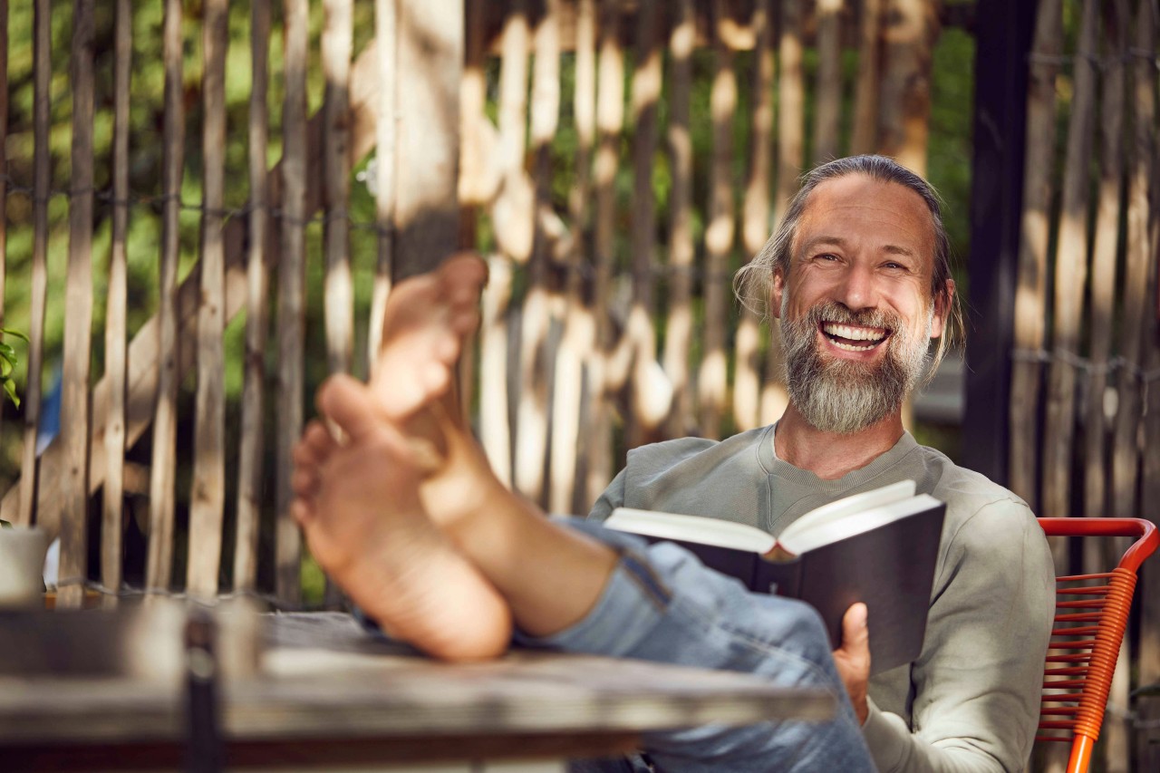 Mehr Zeit fürs Lesen, Gartenarbeit oder Freunde: Den Traum von der frühzeitigen Rente verfolgen viele. 