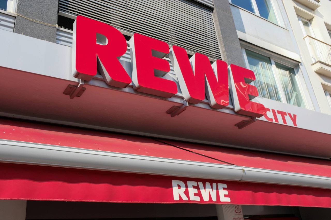 Ein Rewe-Kundin wird auf dem Parkplatz abgezockt! (Symbolbild)