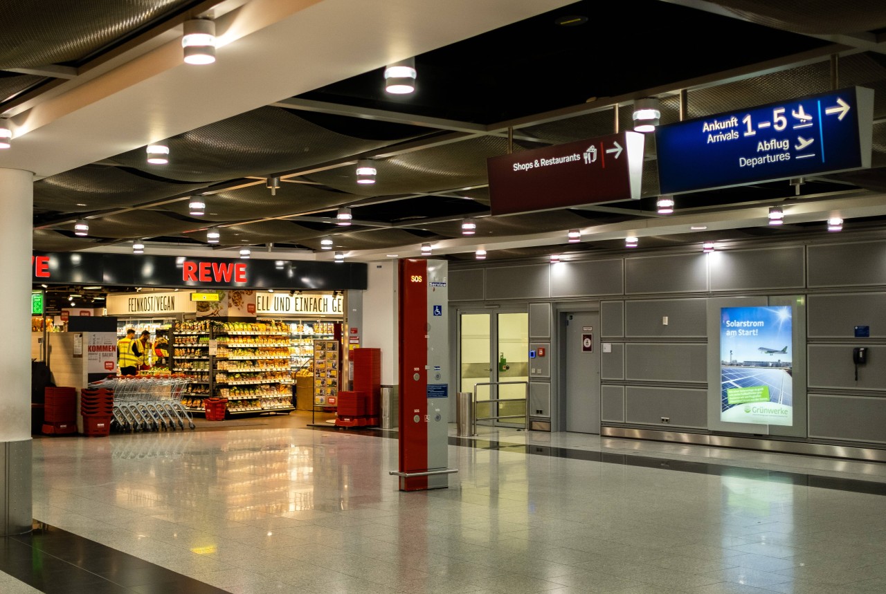 Der Rewe im Flughafen Düsseldorf öffnet auch an Weihnachten. (Archivbild)