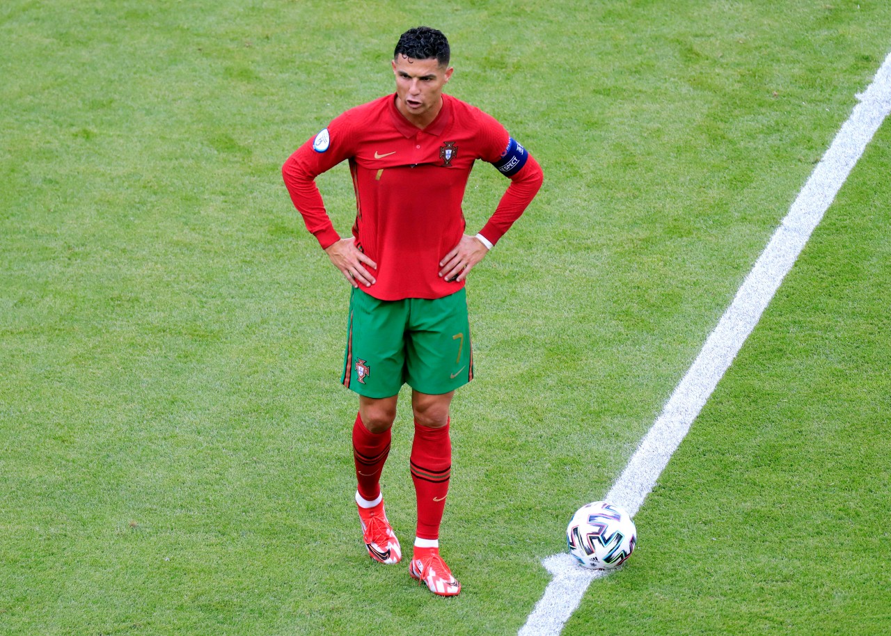 Auch Christiano Ronaldo lief bei über 30 Grad in Langarm über den Platz.