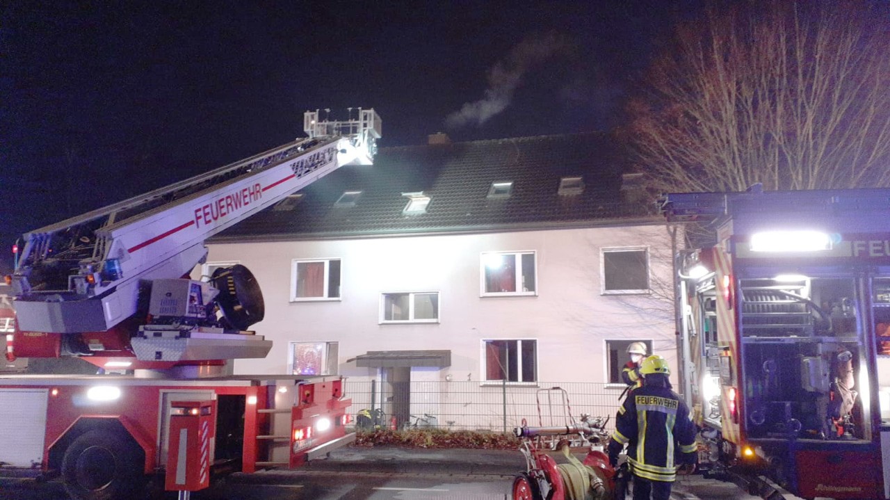 Ruhrgebiet: Großeinsatz der Feuerwehr in einer Asyl-Unterkunft in Kamen.