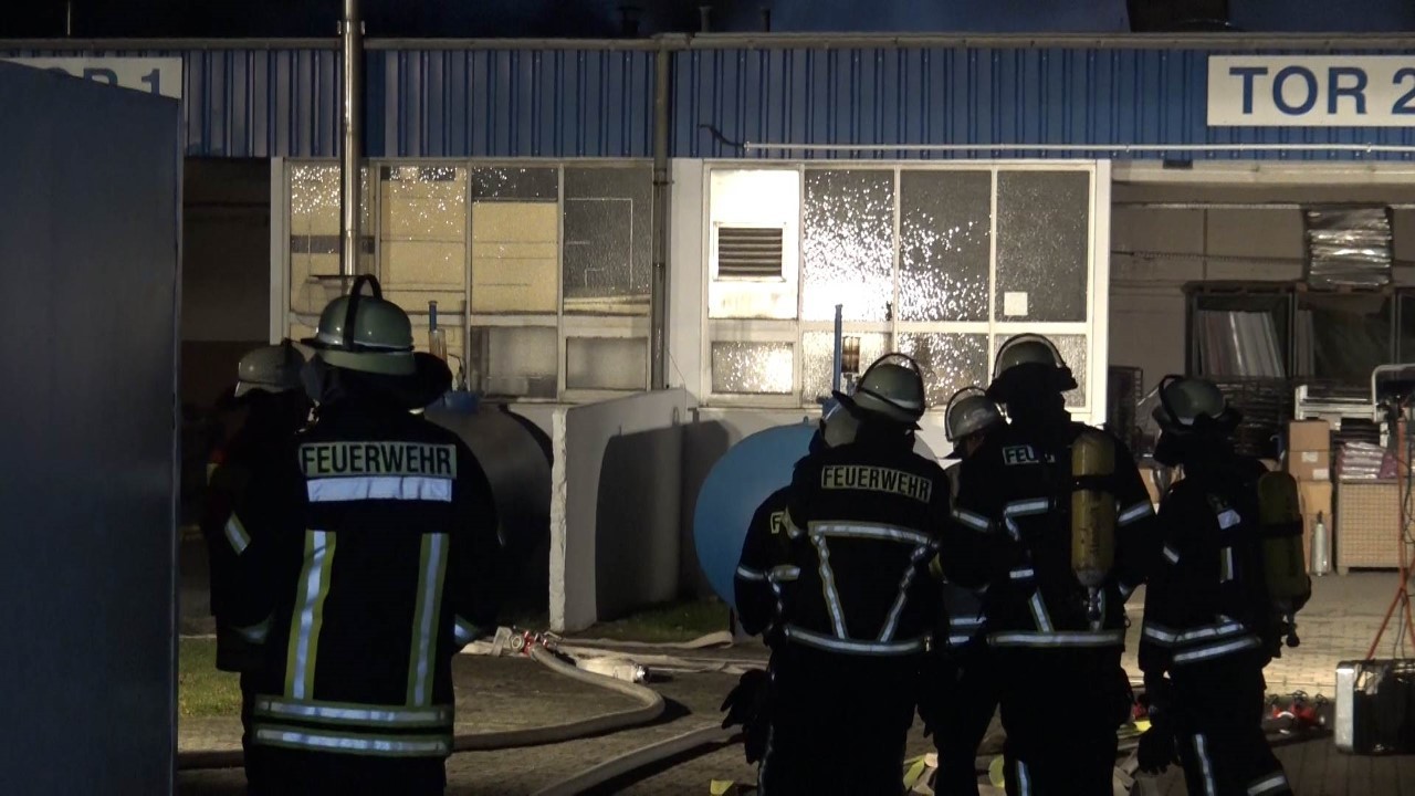 Das Feuer fraß sich durch eine Lagerhalle für Oldtimer. 