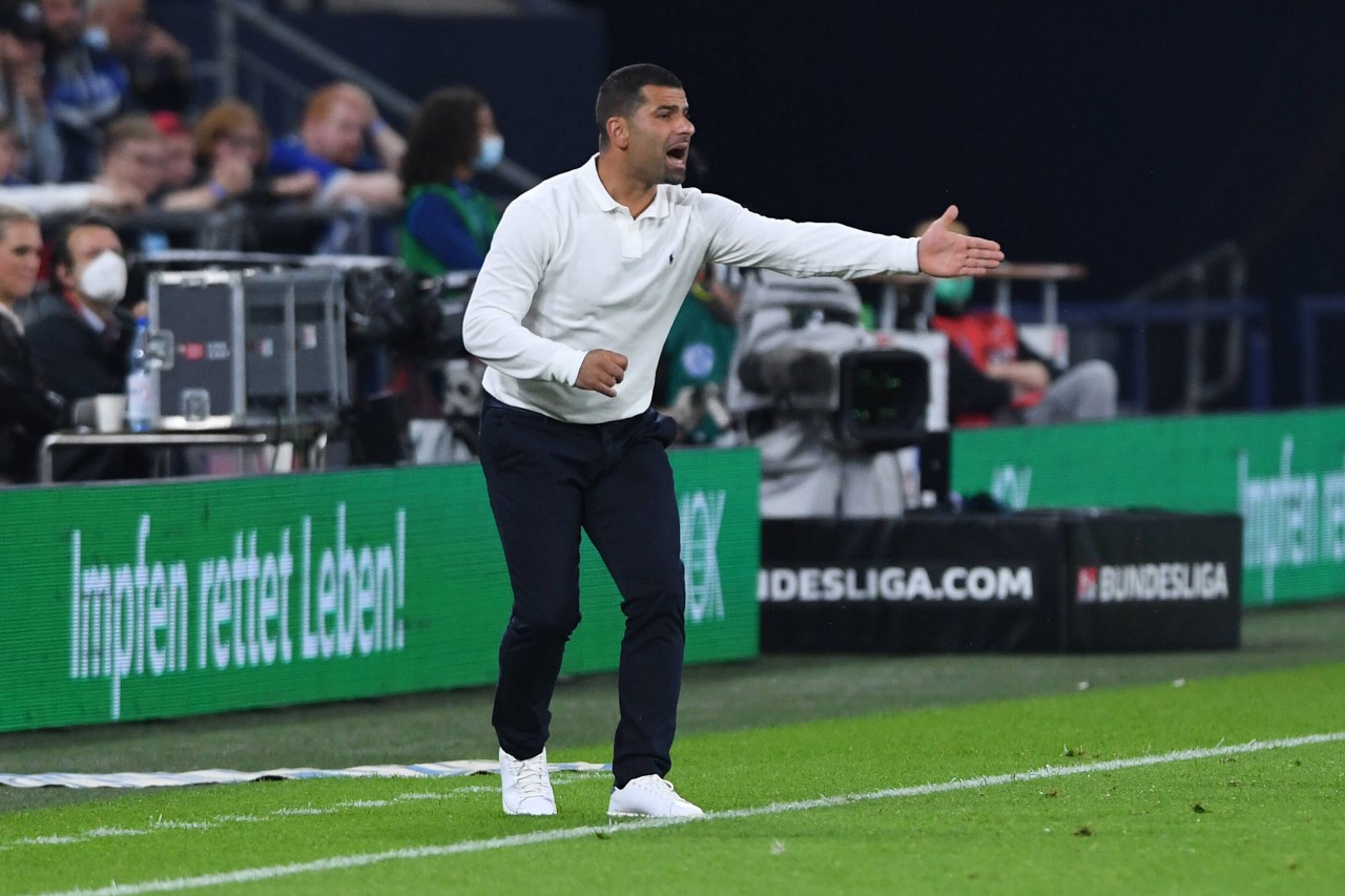 Schalke-Trainer Dimitrios Grammozis verwundert die S04-Fans mit einer Entscheidung.