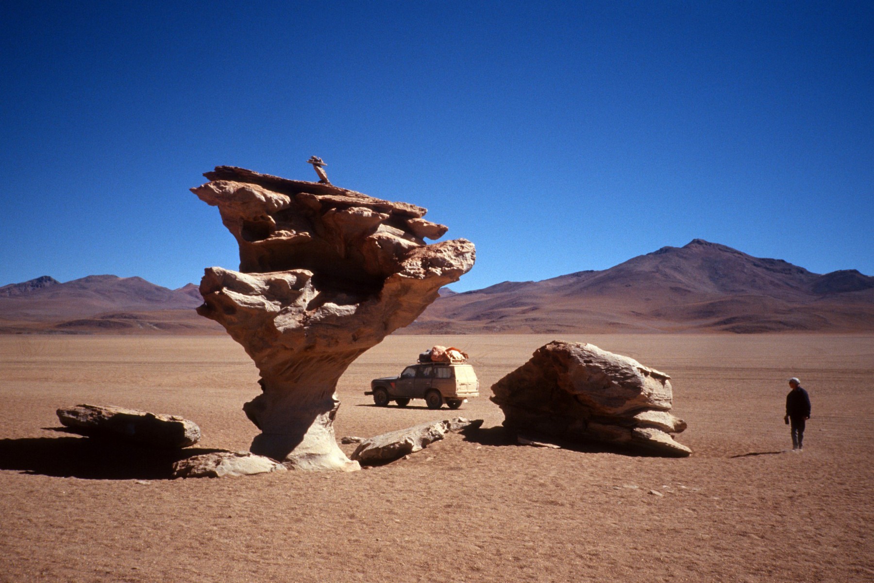 Auf der Autouroute durch die Salar de Uyuni gibt es keine Straße: Schon deshalb sollte die Fahrt durch die größte Salzwüste der Welt nur mit ortkundigen Guides unternommen werden.