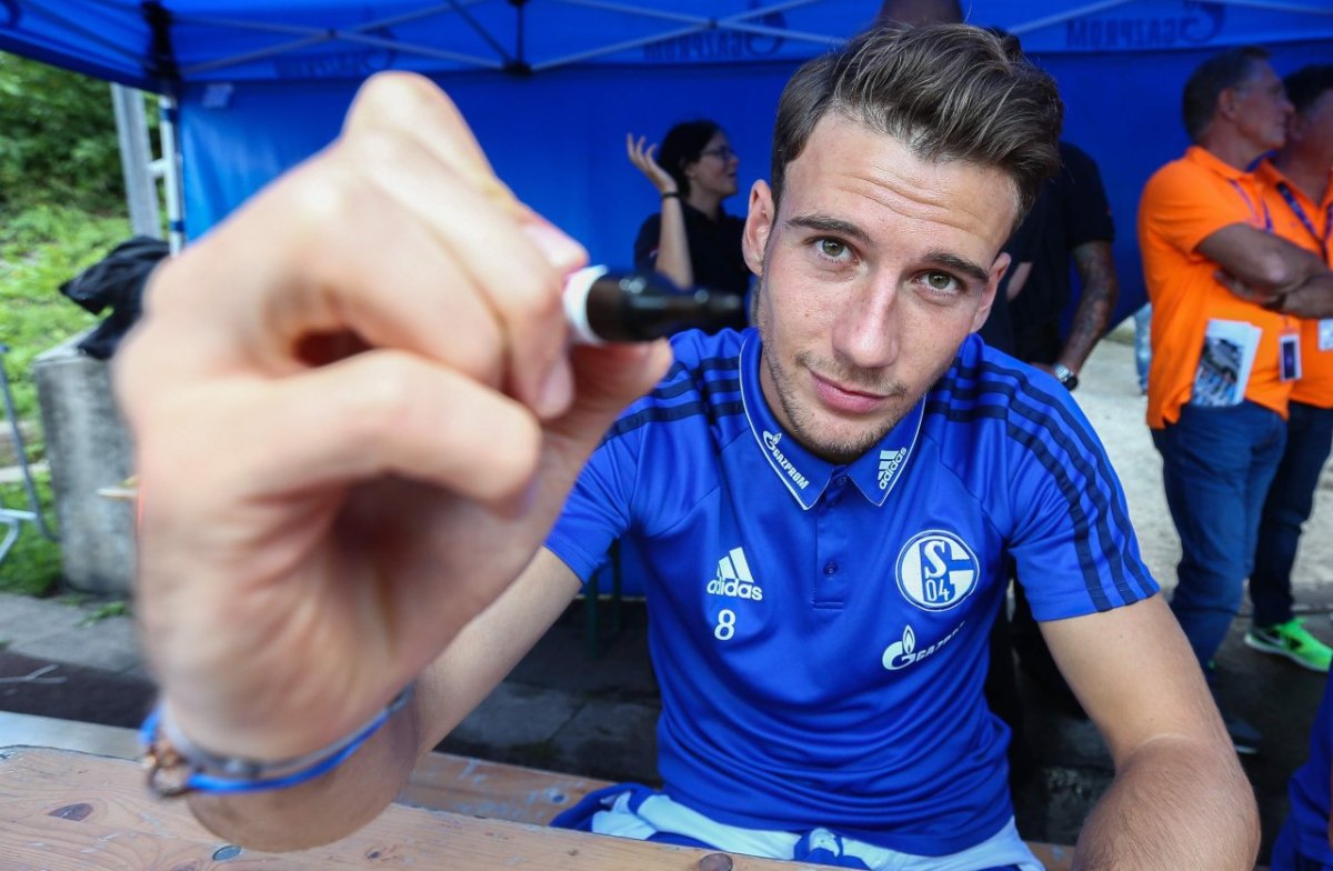 Schalke-Goretzka-Unterschrift.JPG