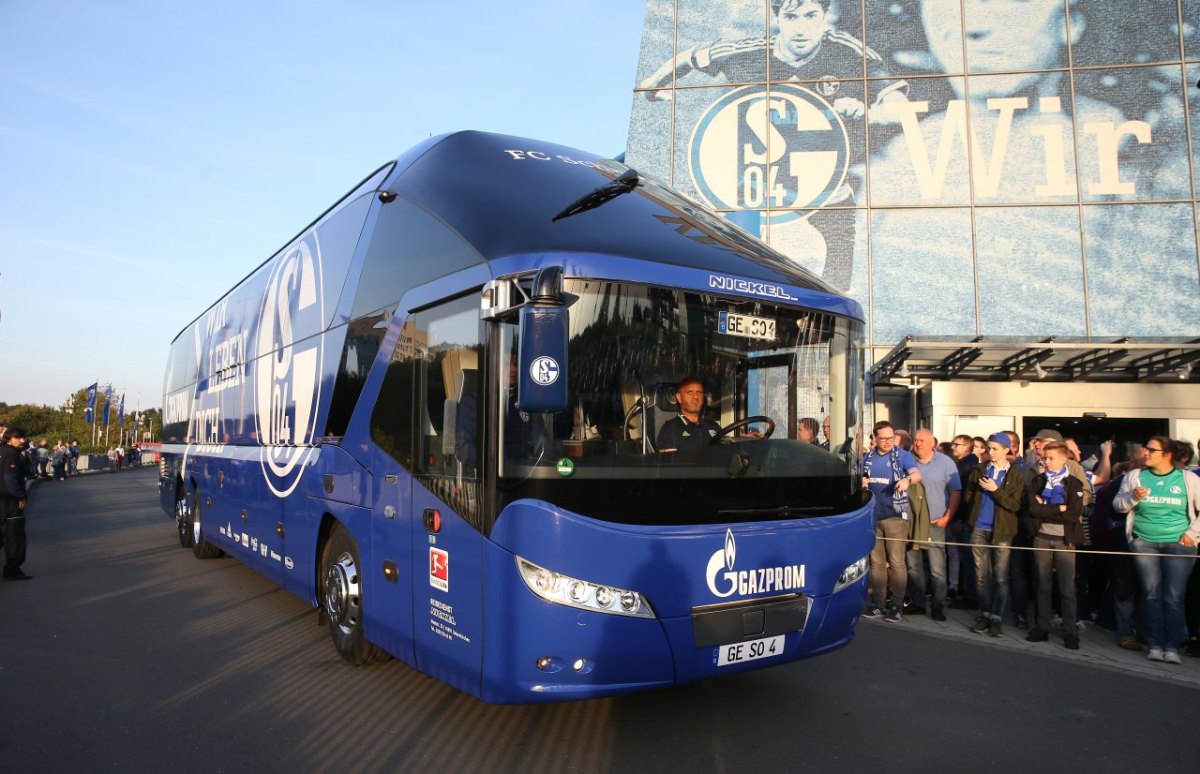 Schalke-Mannschaftsbus.jpg