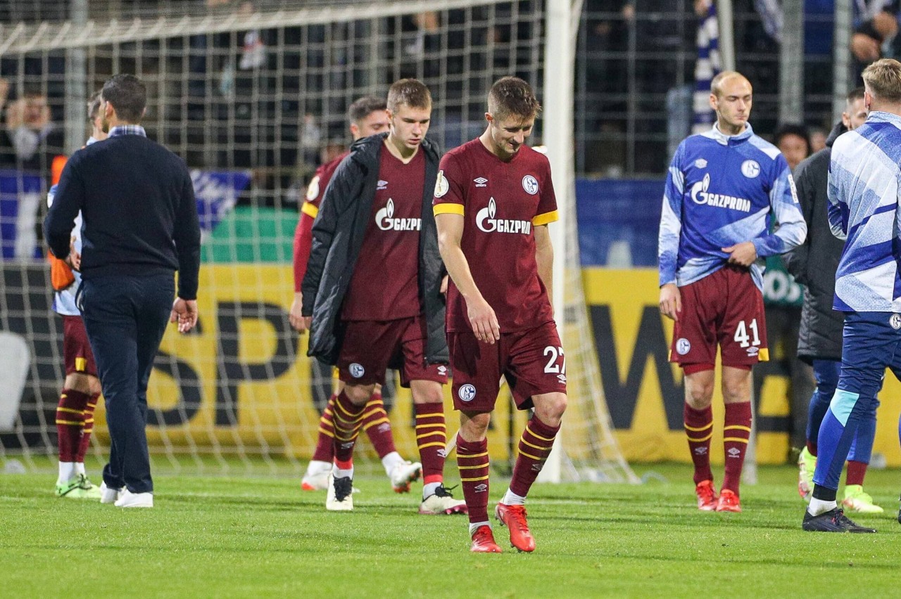 Die Knappen verlassen geknickt das Stadion.