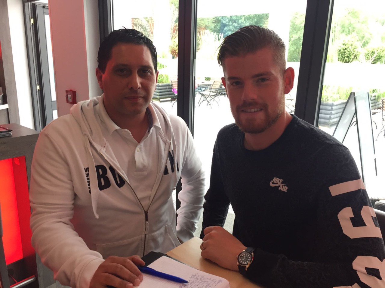 Unser Reporter Thomas Tartemann (l.) mit FC-Torwart Timo Horn.