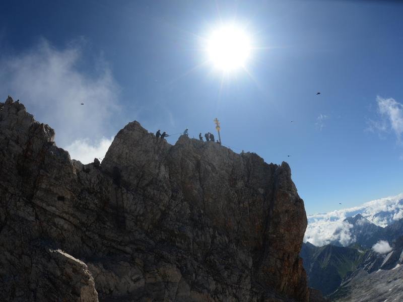 Schön kühl: Auf der Zugspitze sind es derzeit etwa 10,5 Grad, so der Deutsche Wetterdienst.