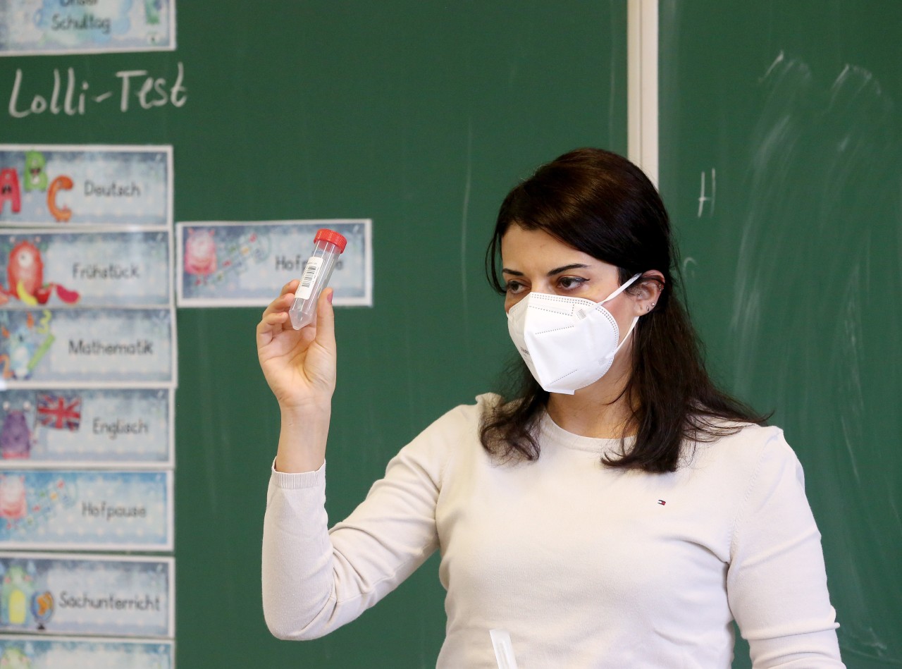 Lehrer und Erzieher organisieren das Prozedere an Schulen und Kitas in NRW. (Symbolbild)