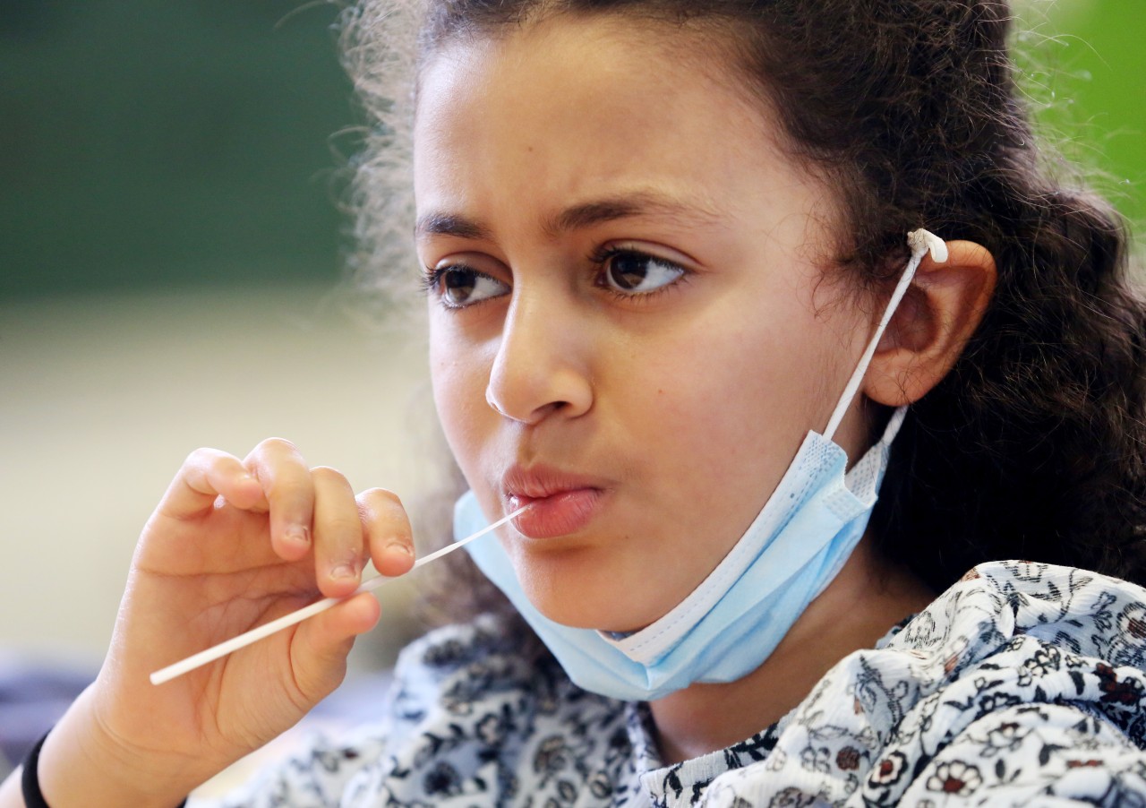 Schule und Kita in NRW: Für die Pool-Tests werden Lolli-Tests mehrerer Kinder verwendet, die gesammelt in einem Röhrchen ausgewertet werden.