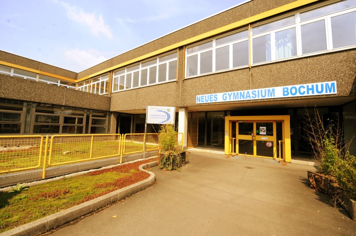 Schwimmbad Neues Gymnasium Bochum.jpg