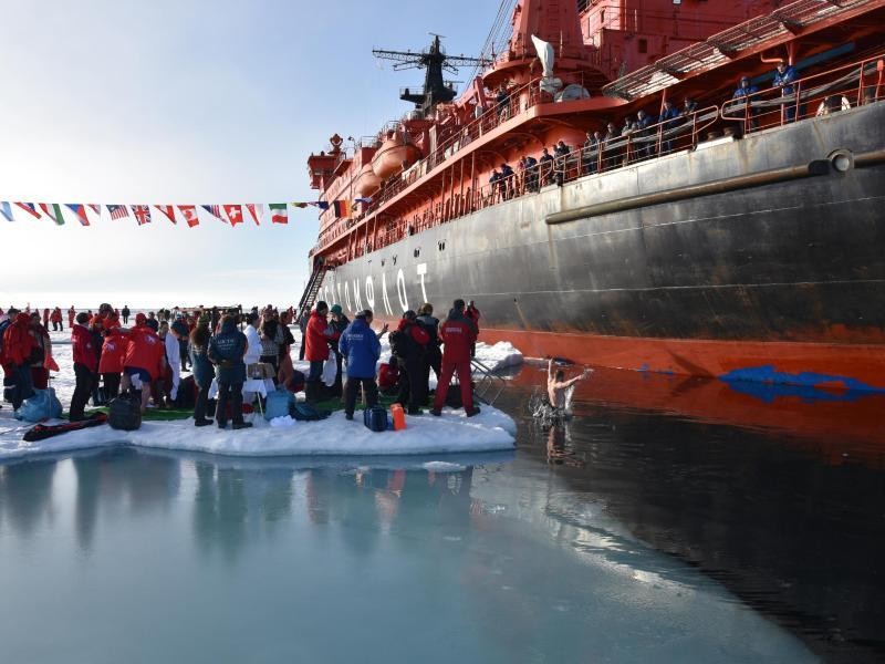 Zu den größten Abenteuern und Mutproben der Nordpolreise gehört ein Bad im eiskalten Arktischen Ozean.