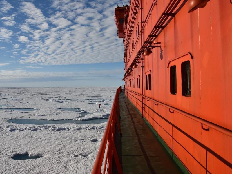 Das Rot des Eisbrechers strahlt im Sonnenlicht. Viele Farben gibt es in der arktischen Wildnis sonst nicht zu sehen - nur das Blau des Himmels.