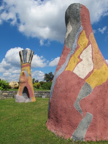 Im Skulpturenpark des Kunstmuseums Waldviertel im Norden Österreichs erinnern bunte Hinkelsteine an Stonehenge.