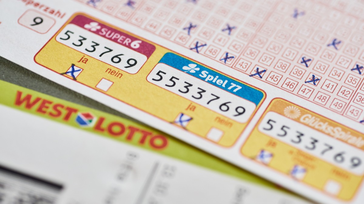 Neuer Spiel 77-Millionär aus dem Raum Duisburg bei der Ziehung am 14. April: Als inzwischen siebter WestLotto-Millionär dieses Jahres erhält der Gewinner die exakte Summe von 2.577.777 Euro. Herzlichen Glückwunsch!