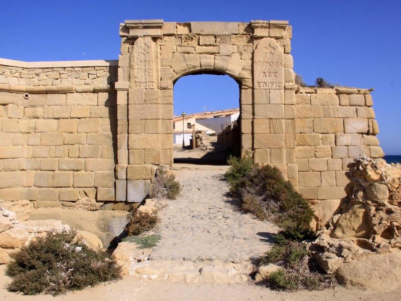 Das alte Stadttor von Tabarca erinnert an die Geschichte der Insel.