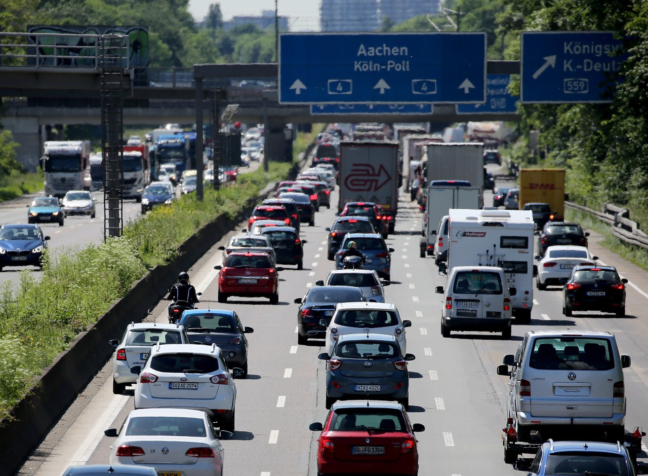 Herbstferien in NRW: Besonders in Köln und im Ruhrgebiet müssen Autofahrer mit langen Wartezeiten rechnen. (Archivbild)