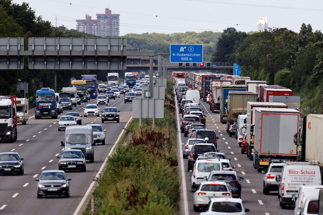 Reiserückkehrer müssen sich am letzten Ferienwochenende auf viele Staus in NRW einstellen. (Symbolfoto)