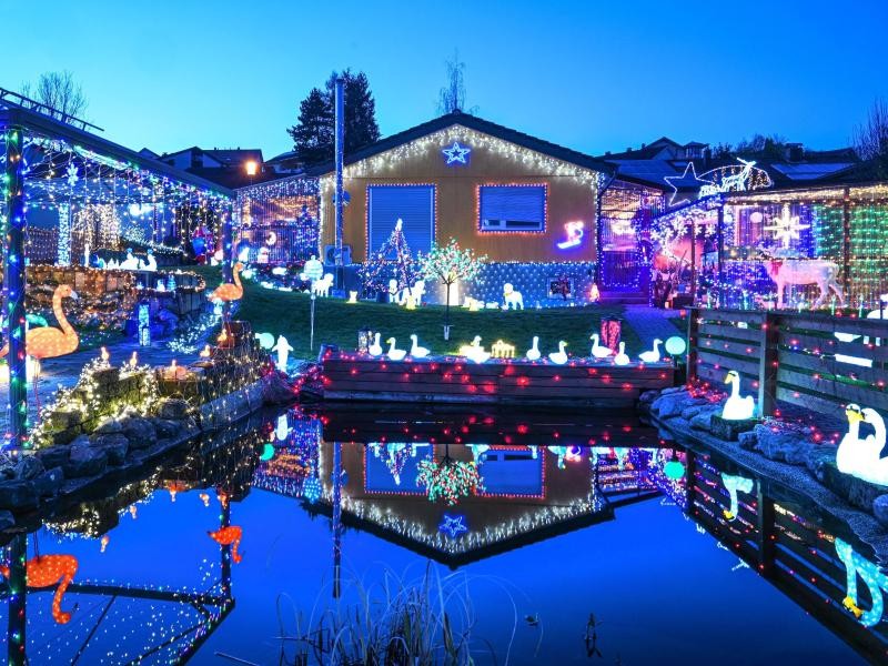 Tausende Lichter erhellen den Garten der Familie Schlagmüller bei Ravensburg.