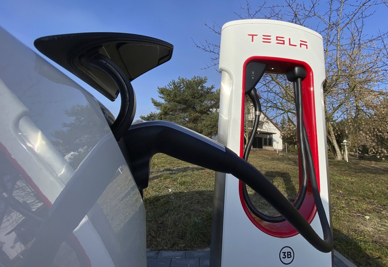 Der Tesla-Super Charger. Von ihnen werden jetzt mehrere am Ruhrpark Bochum aufgebaut. (Symbolfoto)