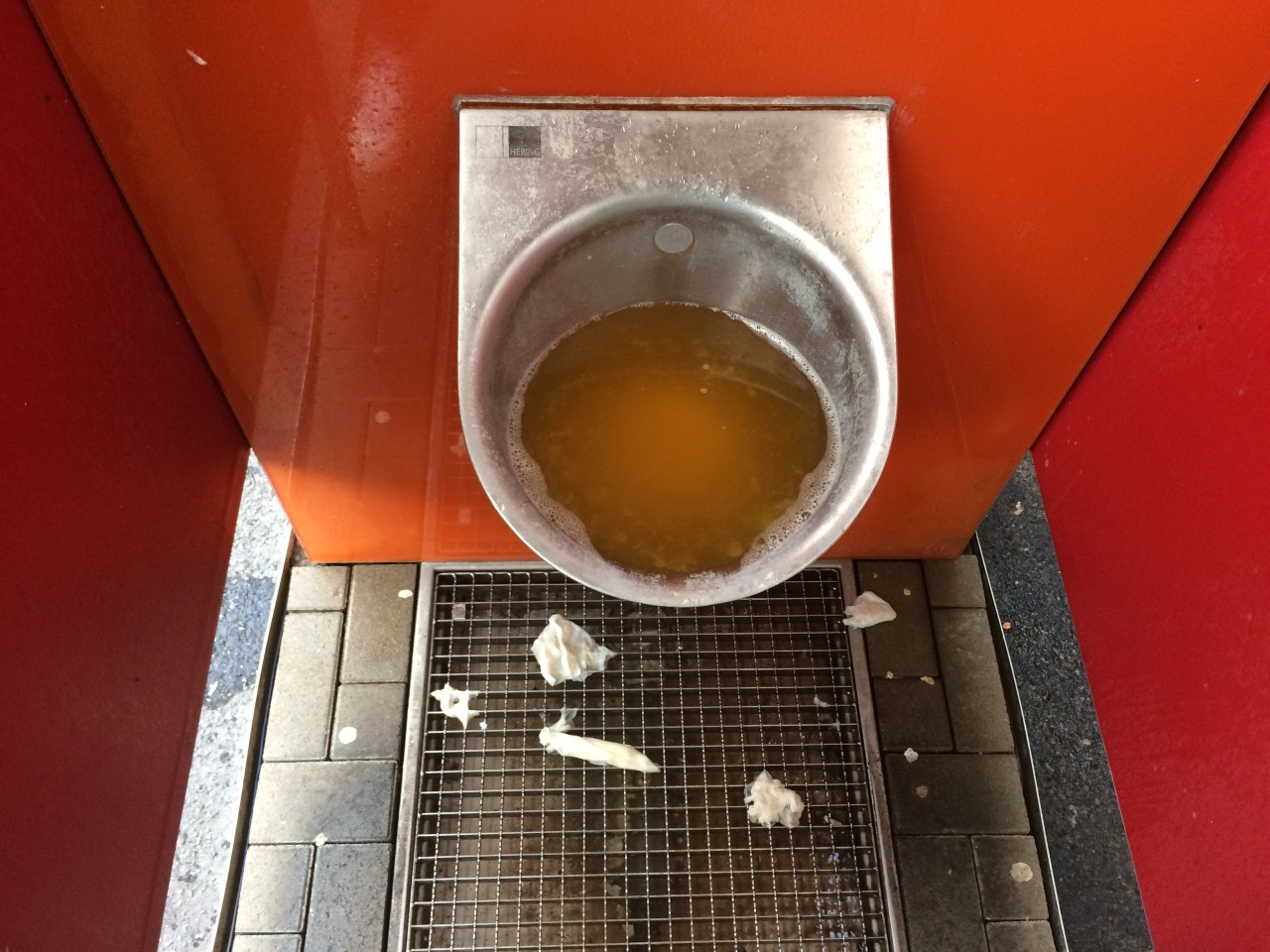 Nicht besonders einladend: Die öffentliche Toilette am Buddenbergplatz an einem Samstagabend.