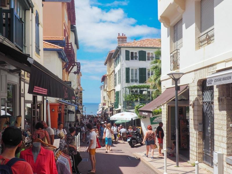 Tourismus in Biarritz. Mehrere kleine Hotels ärgern sich über die Kommissionen der Buchungsportale und rufen nun zu Direktbuchungen auf.