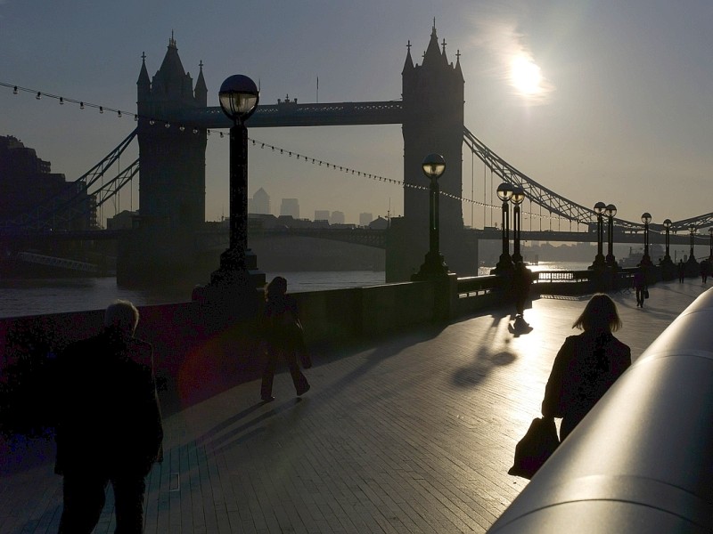 1894 wurde die Tower Bridge in London eröffnet und gehört heute zu den klassischen Wahrzeichen der Stadt. Der Name der Klappbrücke bezieht sich nicht auf die beiden Doppeltürme, sondern auf den nahegelegenen Tower of London. Der Straßenverkehr auf der Brücke wird im Schnitt drei Mal täglich für Schiffdurchfahrten unterbrochen. Dazu werden die beiden mittleren Brückenteile hochgeklappt.