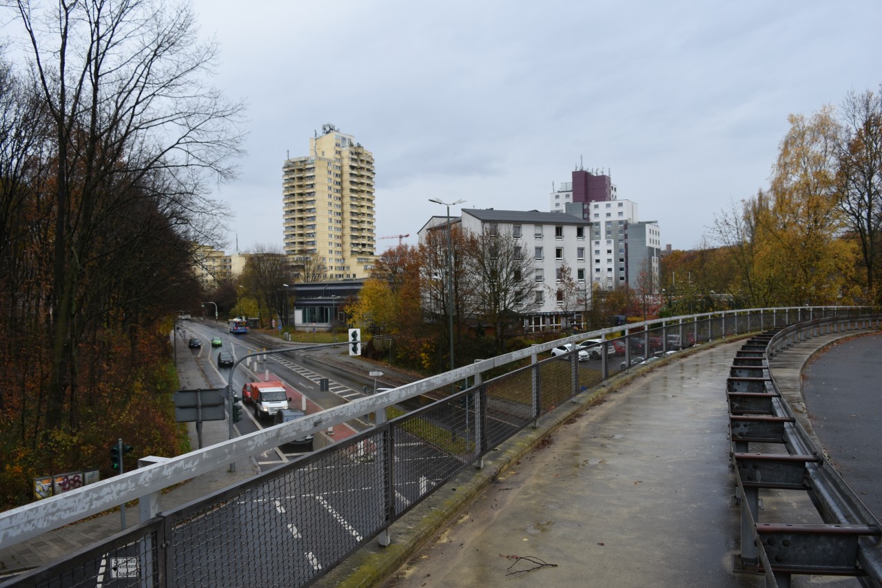 Auf der Überführung der Max-Imdahl-Straße überraschte der Täter die junge Frau. Im Hintergrund ist das Uni-Center zu sehen.