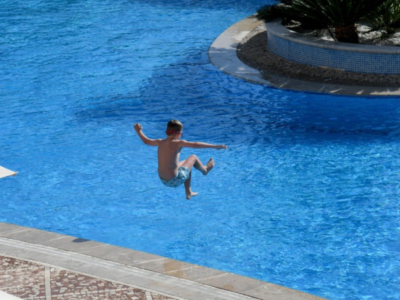 In einem Urlaub auf Mallorca ist ein Kind nach einem Unfall im Pool gestorben. (Symbolbild)