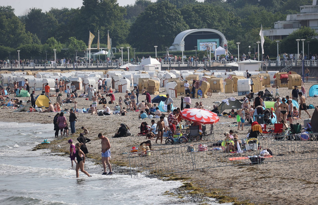 Urlaub an der Ostsee: In Travemünde wurde es am Strand am Wochenende eng. (Archivbild)