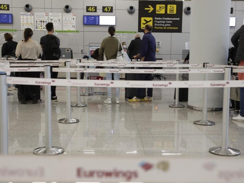 Urlauber am Check-in-Schalter auf dem Flughafen von Palma: Wer derzeit nach Mallorca fliegt, muss vor der Rückkehr nach Deutschland einen Coronatest machen.