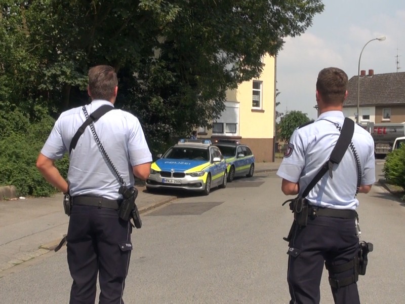 Polizisten suchten den mutmaßlichen Täter.