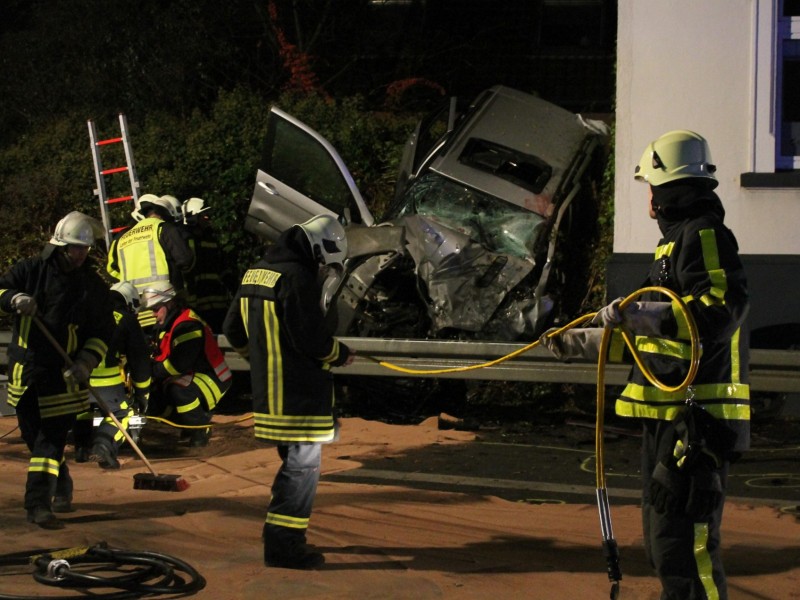 Ein tragischer Unfall in der Nacht zum Dienstag 06.11.2012 in Waltrop endet für vier Jugendliche im Krankenhaus – zwei waren eingeklemmt. Foto: Björn Jadzinski / WAZ FotoPool