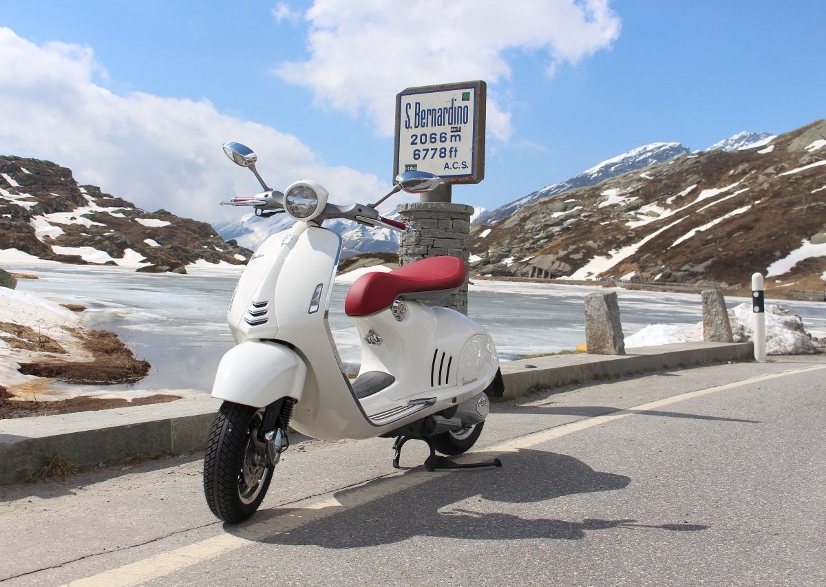 Vespa am San Bernadino Pass.JPG