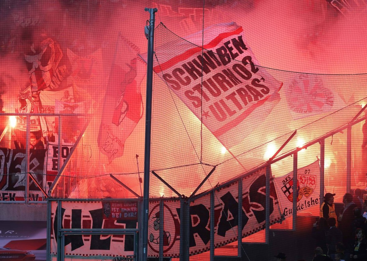 VfB Stuttgart Borussia Mönchengladbach Ultras Pyro