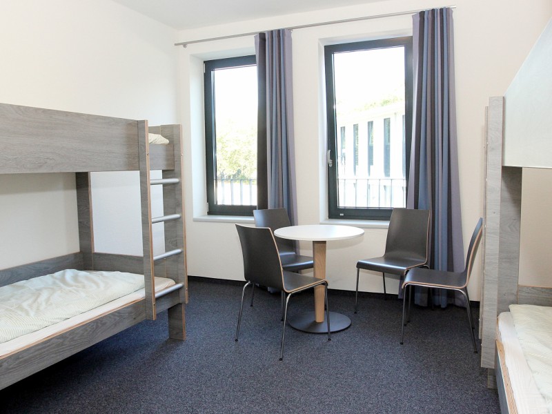 Wer in einem Vierbettzimmer anstatt eines Doppelzimmer unterkommt, kann 20 bis 30 Prozent des Reisepreises erstattet bekommen. Das hängt davon ab, ob man mit Fremden oder Bekannten in einem Zimmer schläft.