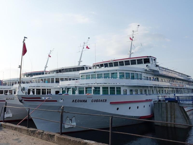 Warten auf Abfahrt: Die "Leonid Sobolew" und zwei weitere russische Flusskreuzfahrtschiffe im Hafen von St. Petersburg.