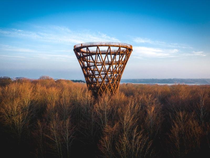 Weithin sichtbar erhebt sich der neue Aussichtsturm in Seeland mit 360-Grad-Blick. 