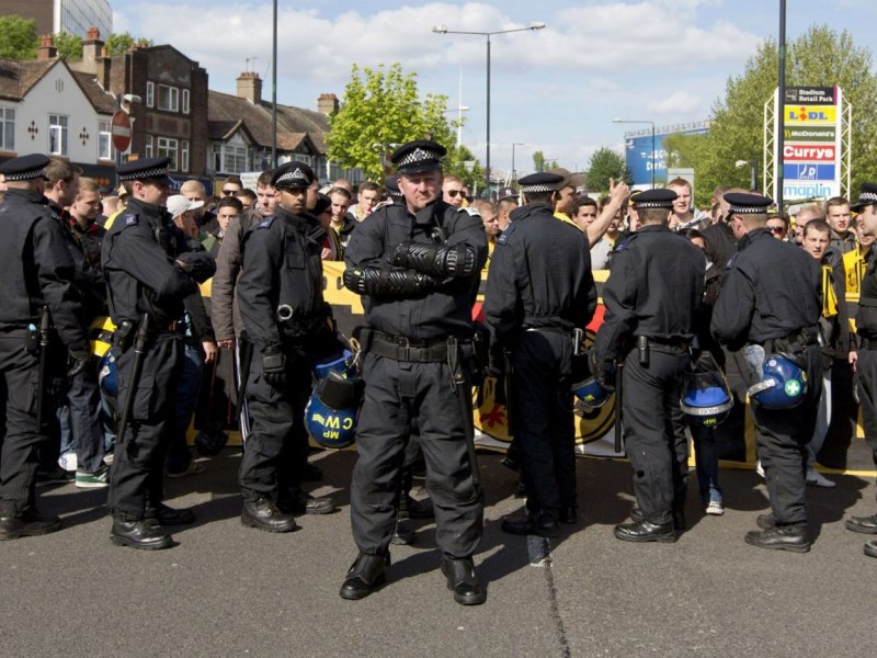 Wembley_Polizei_Hooligans.jpg