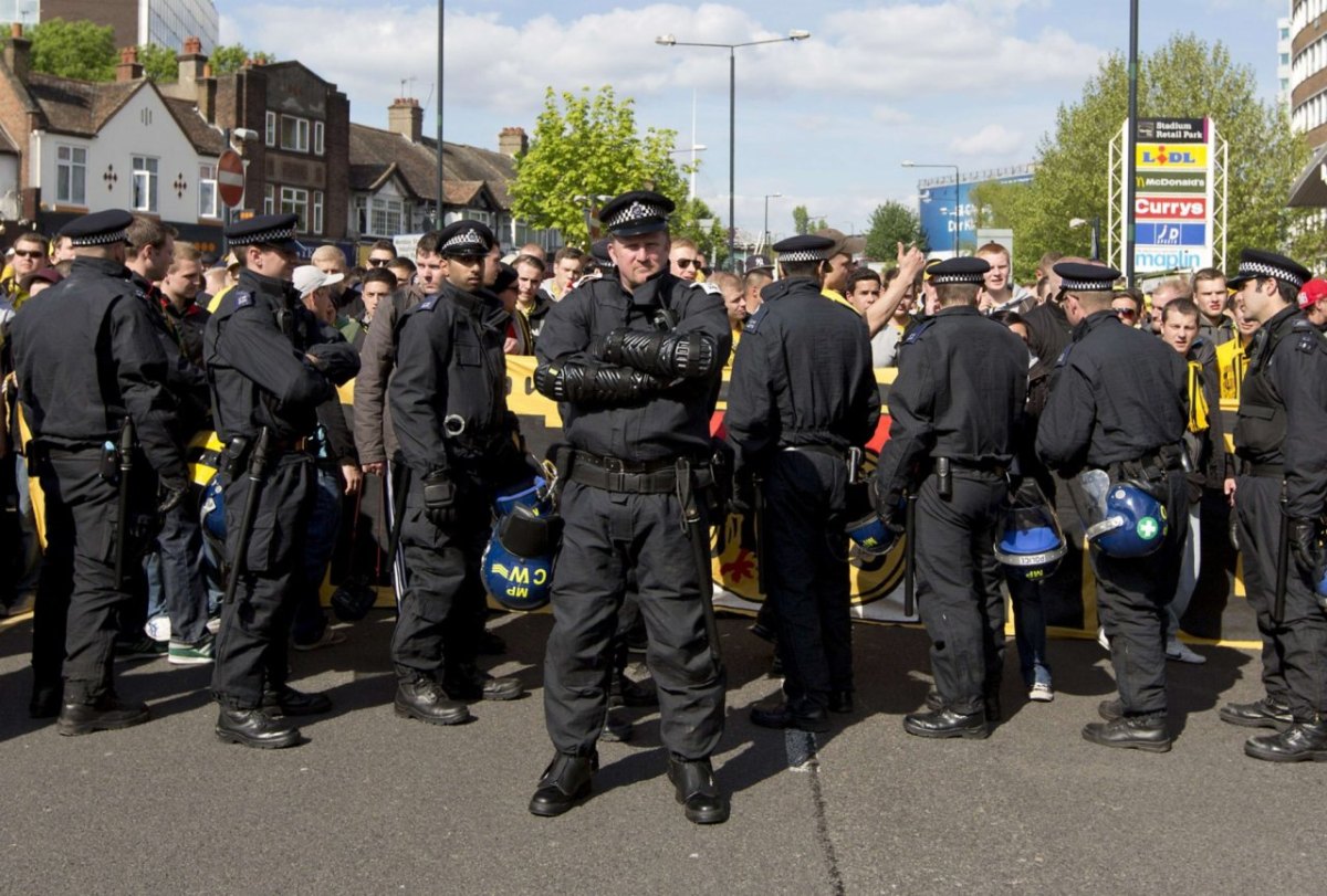 Wembley_Polizei_Hooligans.jpg