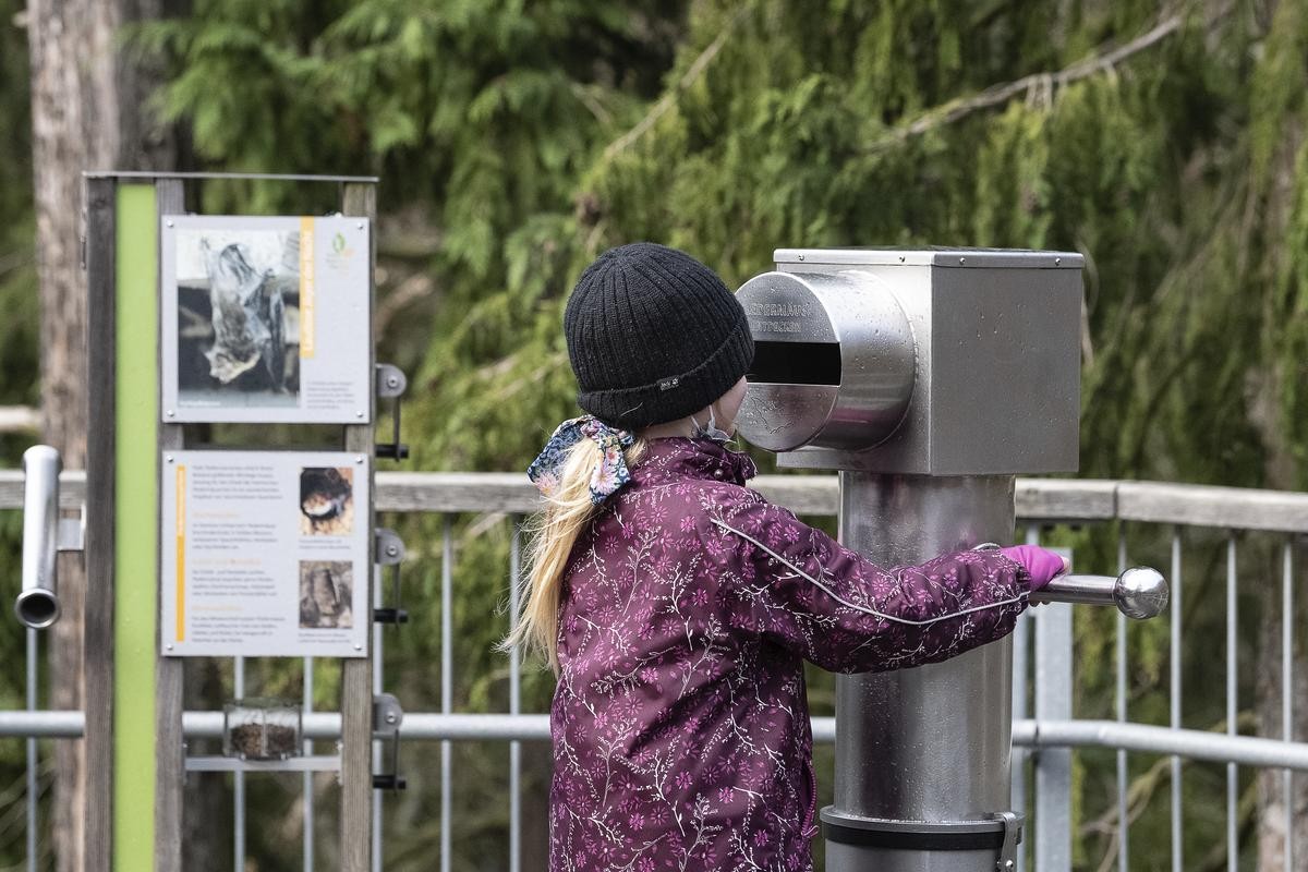 Besucherin Paulina steht auf dem Baumwipfelpfad Harz an einem Erlebniselement. Mit dem Image als Urlaubsregion für alte Menschen kämpft der Harz seit Jahren. Zu den populärsten Neubauprojekten zählen der Baumwipfelpfad und die Baumschwebebahn am Burgberg. 