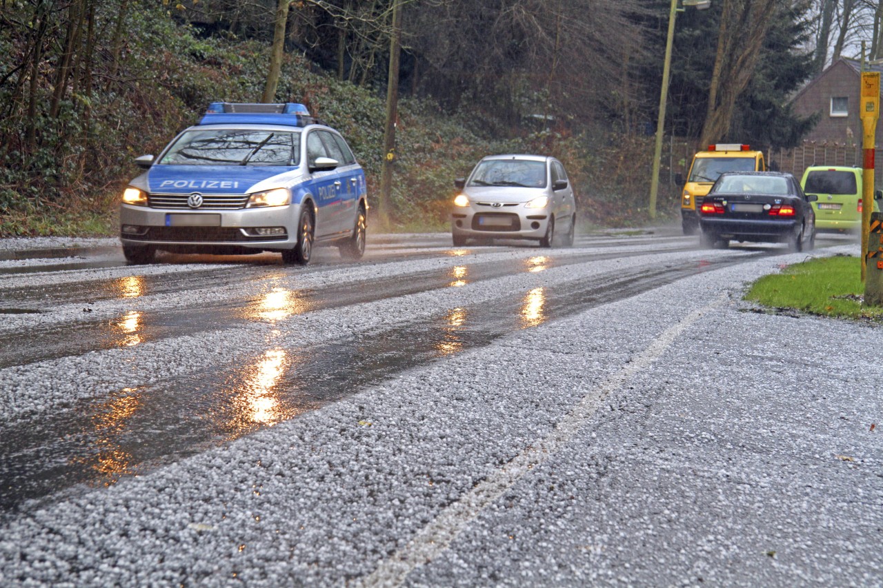 Wetter in NRW: Die Polizei Duisburg spricht eine offizielle Warnung aus. (Symbolbild)