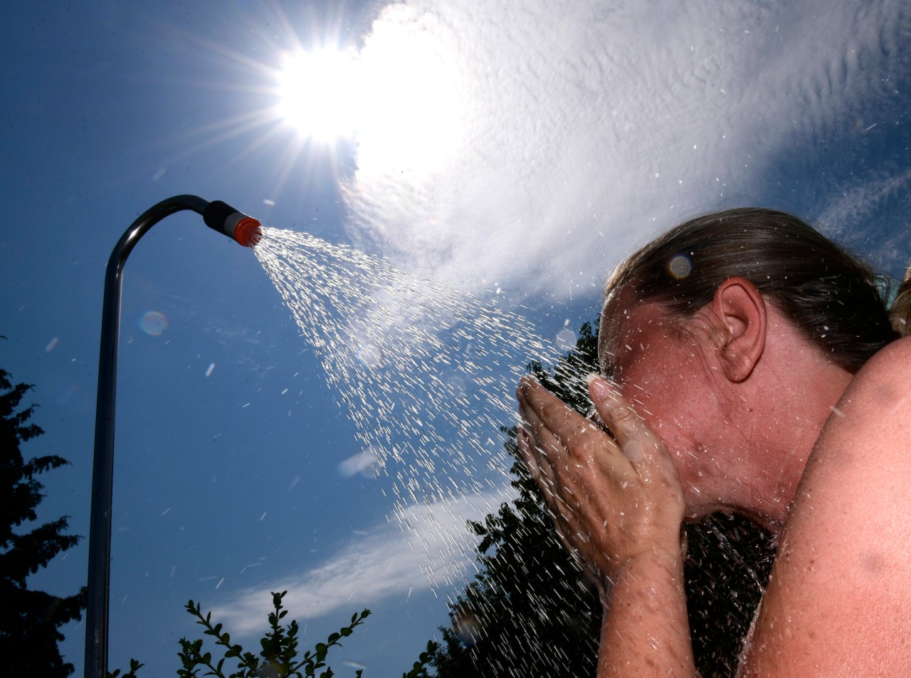 Wetter in NRW: Am Wochenende werden sich sicherlich viele eine Abkühlung gönnen wollen. Wasser könnten allerdings die Wälder noch dringender gebrauchen.