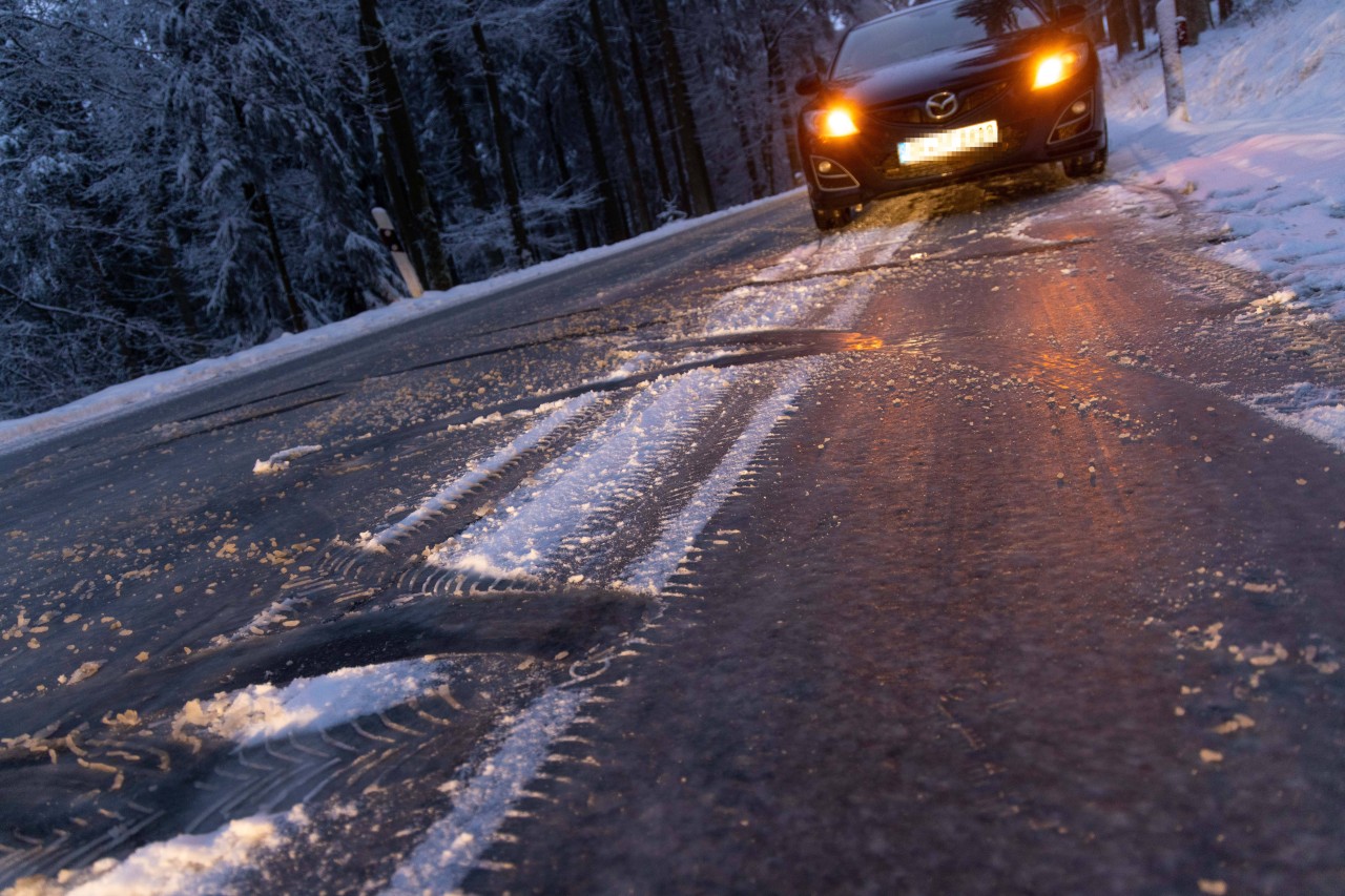 Das Wetter in NRW wird zur Herausforderung für Autofahrer. (Symbolbild) 