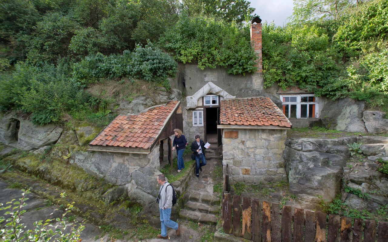 Leben hinter meterdicken Felswänden - Elendsquartiere waren die Wohnhöhlen nicht. Foto: dapd