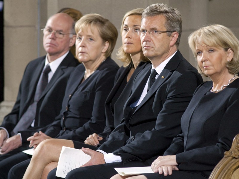 Christian Wulff, vom 30. Juni bis zu seinem Rücktritt im 17. Februar 2012 Bundespräsident (CDU). Das Foto zeigt ihn bei der Trauerfeier in der Salvatorkirche neben (v.l.) Bundestagspräsident Norbert Lammert, Bundeskanzlerin Angela Merkel, Wulffs Frau Bettina und Ministerpräsidentin Hannelore Kraft. Unmittelbar nach der Katastrophe hatte Wulff OB Sauerland an seine „politische Verantwortung“ erinnert. Als Rücktrittsforderung wollte Wulff dies jedoch nicht verstanden wissen.