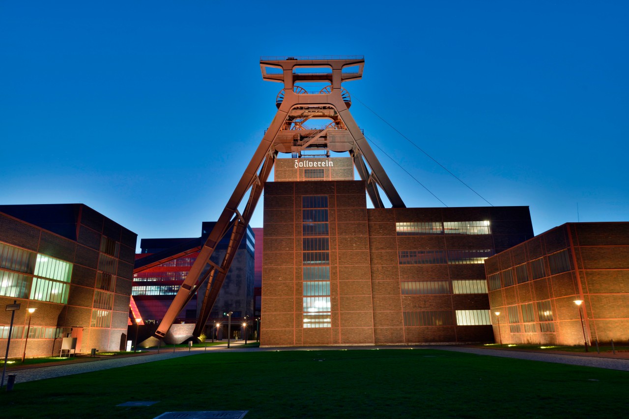 Zeche Zollverein wird Nachts atmosphärisch mit bunten Lichter bestrahlt.
