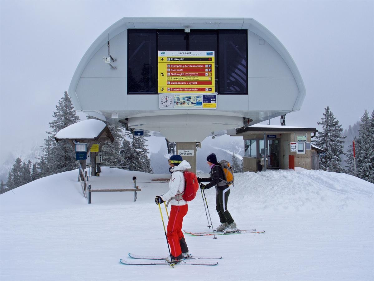 Zwei Skitourengeher stehen vor der noch geschlossenen Bergstation im Skigebiet am Spitzingsee in Oberbayern. Die Winterurlaubsregionen in den deutschen Alpen starten mit großem Handicap in den zweiten Corona-Winter. Die strengsten Corona-Vorschriften im deutschsprachigen Alpenraum lassen die Seilbahnbetreiber um die Existenz fürchten.