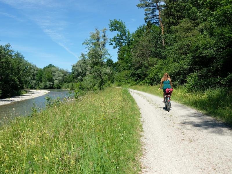 Zwischen Polling und Peiting folgt der Radweg den Schleifen der Ammer.